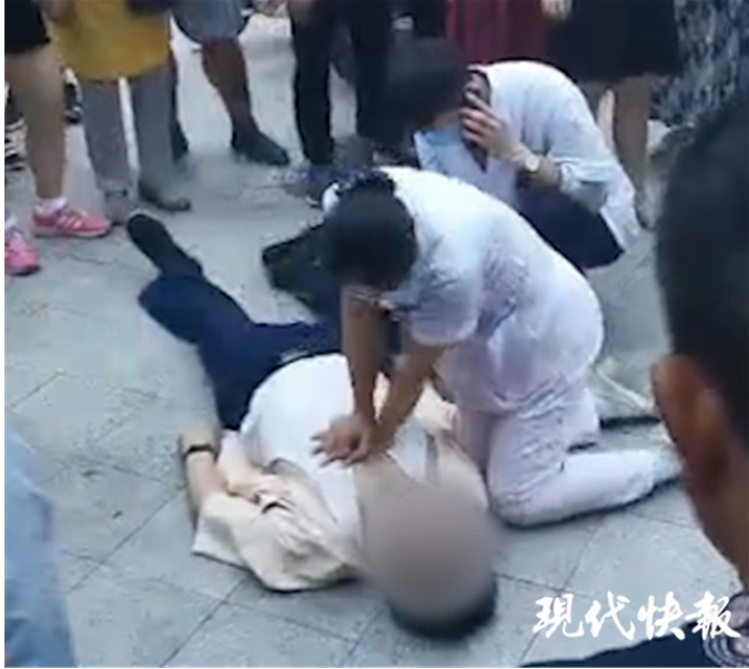 徐州一老人小区门口倒地昏迷，两医务人员接力跪地人工呼吸